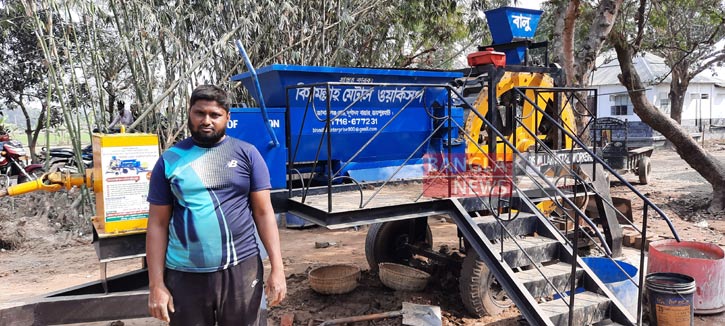 নিজের উদ্ভাবিত অটো ব্রিকসের পাশে ওমর ফারুক হিরো