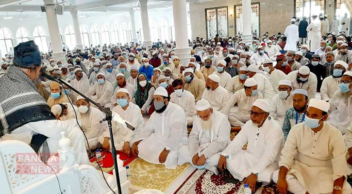 The faithful performed Friday prayers in that beautiful mosque.