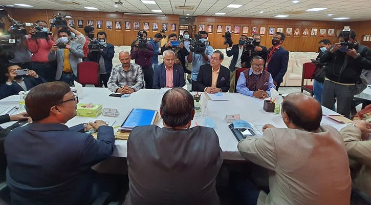 Search Committee Holds Meeting With Journalists