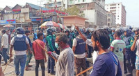 Battery-run rickshaw drivers block Jurain rail gate in protest