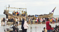 Rohingya refugees stranded on boat off Indonesia