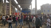 Titumir College students block Mohakhali rail crossing