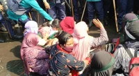 Police charge batons on Protesters at Shahbagh