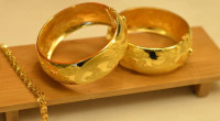 Gold prices drop