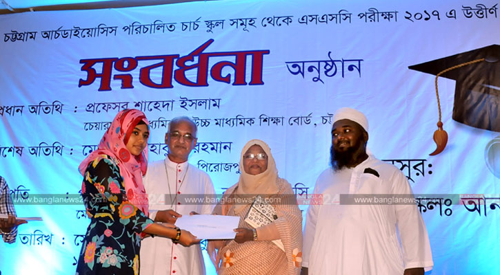 কৃতি শিক্ষার্থীর হাতে সনদ তুলে দিচ্ছেন অতিথিরা, ছবি: উজ্জ্বল ধর, বাংলানিউজ