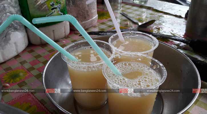 তৈরির পর ওয়ানটাইম গ্লাসে পরিবেশন করা হয় মজাদার মুসাম্বি শরবত- ছবি- ডালিম হাজারী