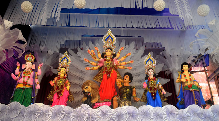 টেরীবাজার পূজামণ্ডপে দেবীর অধিষ্ঠান। ছবি: উজ্জ্বল ধর