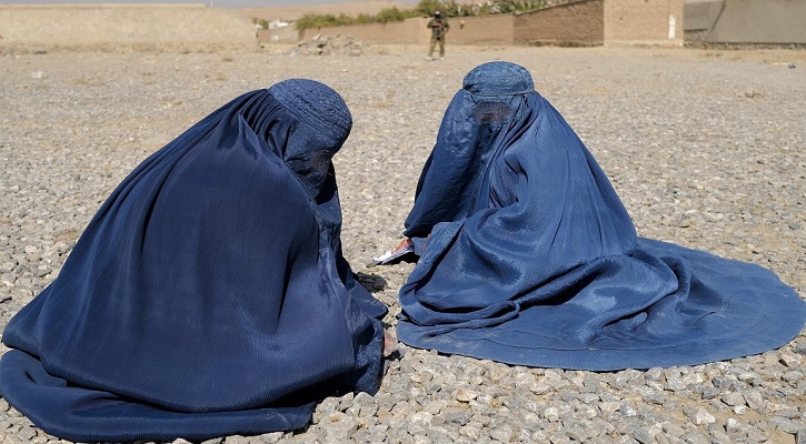 আফগান নারীদের মুখ ঢাকা বোরকা পরার নির্দেশ