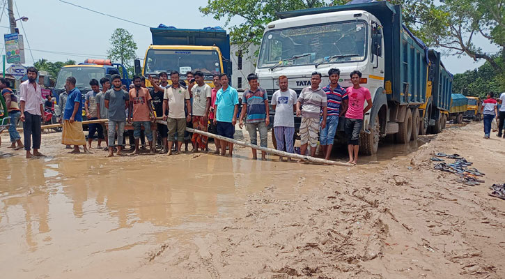 মহাসড়ক বন্ধ করে সংস্কারের দাবি