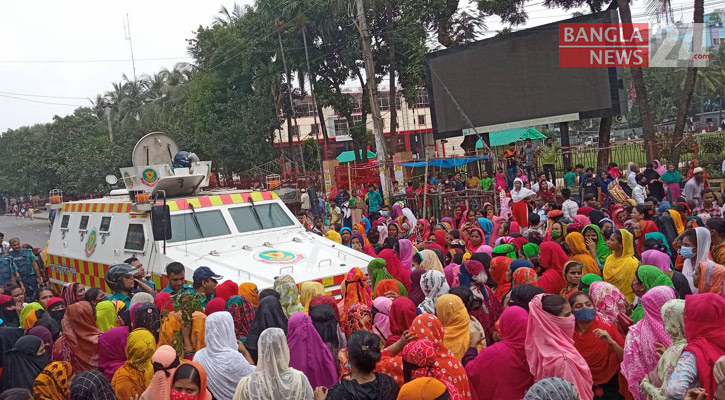 মিরপুরে রাস্তায় পোশাক শ্রমিকরা, ভোগান্তিতে অফিসগামী যাত্রীরা