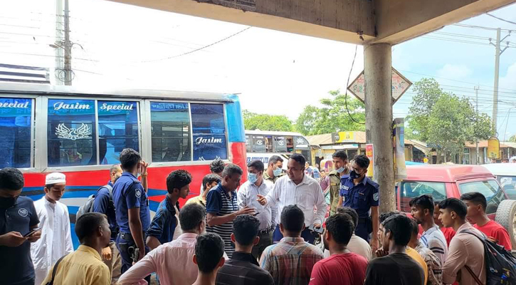 বাসে বেশি ভাড়া আদায়, প্রতিবাদ করায় সাংবাদিককে মারধর