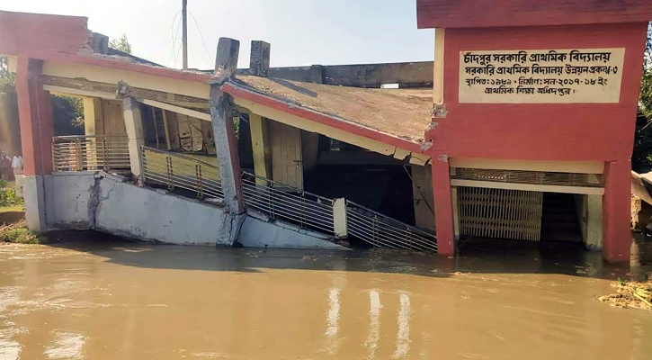 যমুনায় ভাঙনে এক স্কুল ভবন বিলীন, আরেকটি ঝুলছে