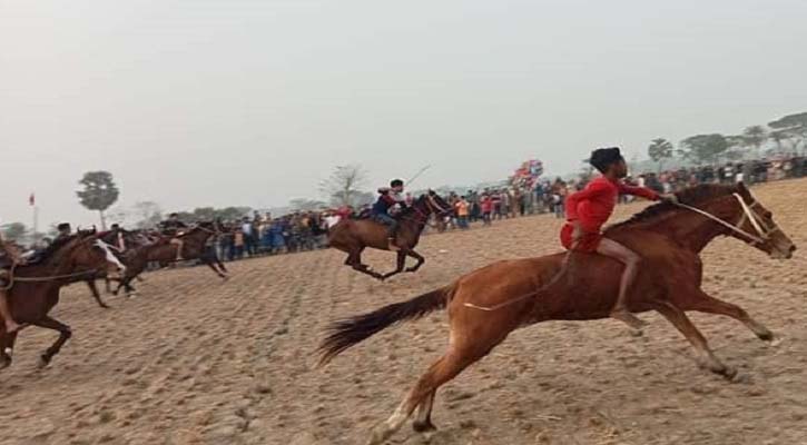 কিশোরগঞ্জে ঘোড়দৌড় দেখতে মানুষের ঢল 