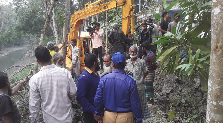 জমি রক্ষা করতে গিয়ে ইট-পাটকেল-পটকার শিকার প্রশাসন