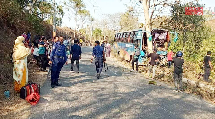 অল্পের জন্য রক্ষা পেলেন ৪০ যাত্রী