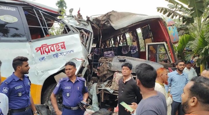 বরিশালে দুই বাসের মু‌খোমু‌খি সংঘর্ষে আহত ২১