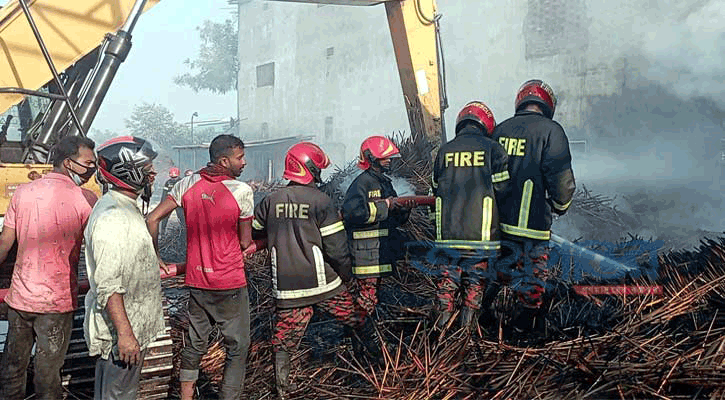 বগুড়ায় পেপার মিলে আগুন, দুই ঘণ্টা পর নিয়ন্ত্রণে