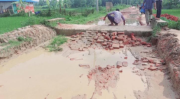 অর্ধেক কাজ ফেলে ঠিকাদার লাপাত্তা!