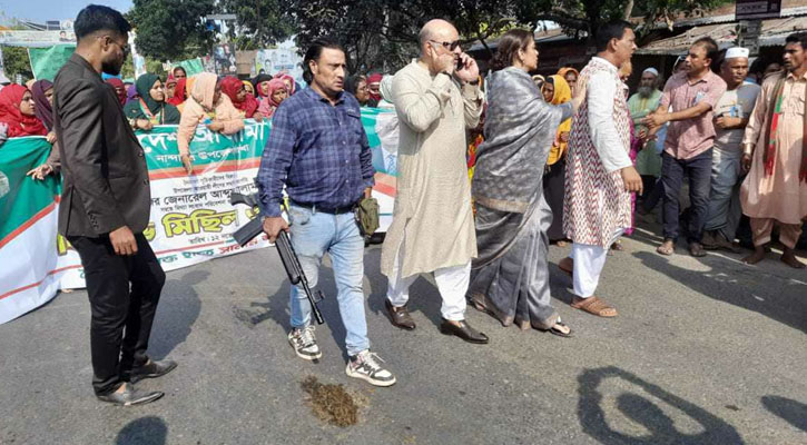 সাবেক এমপির মিছিলে প্রকাশ্যে অস্ত্রের মহড়া  