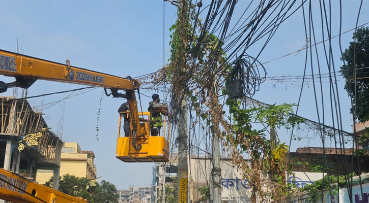 তারের জঞ্জাল অপসারণ শুরু করেছে রাসিক