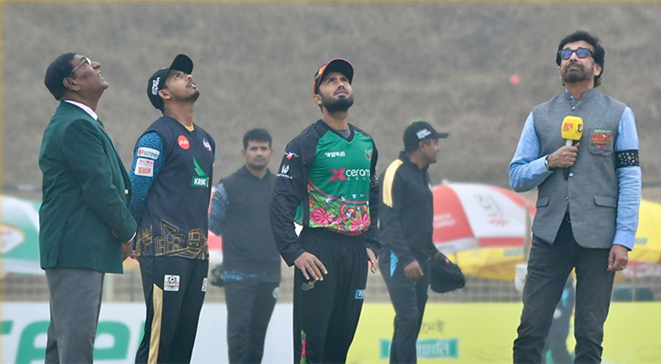 টস জিতে ফিল্ডিংয়ে ঢাকা