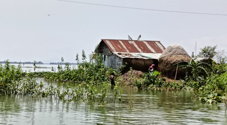 সুনামগঞ্জে পানি কমলেও বেড়েছে দুর্ভোগ