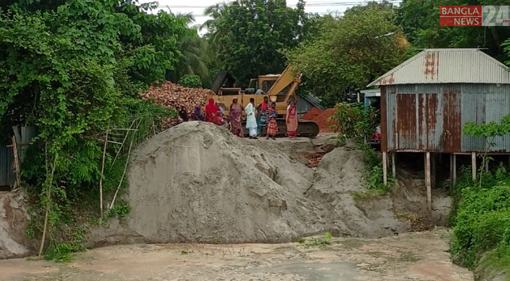 ফরিদপুরে অবৈধ বালু উত্তোলনে পদ্মায় ভাঙন, হুমকিতে শহর রক্ষা বাঁধ 