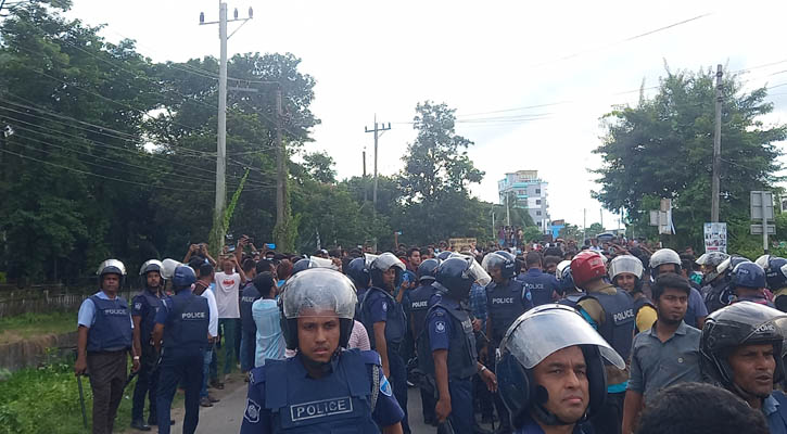 লক্ষ্মীপুরে শিক্ষার্থীদের বিক্ষোভ, আটক ১