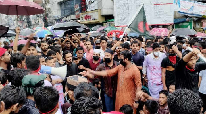 বৃষ্টি উপেক্ষা করে ফেনীতে গণমিছিল, ‘ভুয়া ভুয়া’ স্লোগান