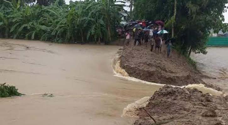 ফেনীতে বন্যা নিয়ন্ত্রণ বাঁধ ভেঙে ২০ গ্রাম প্লাবিত