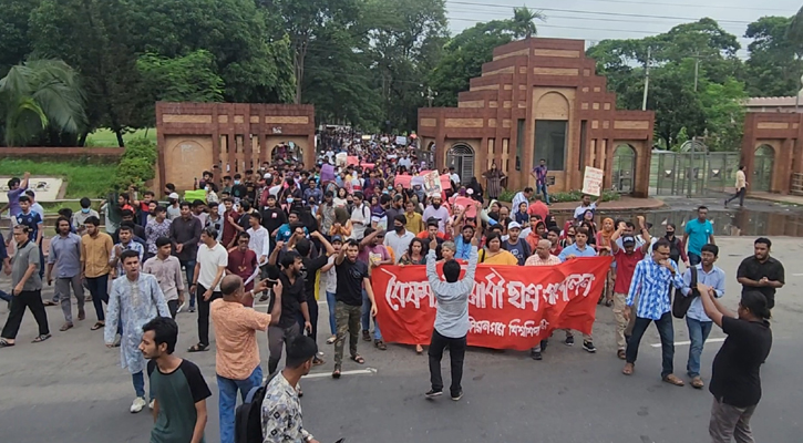 ঢাকা-আরিচা মহাসড়ক অবরোধ করে শিক্ষার্থীদের বিক্ষোভ 