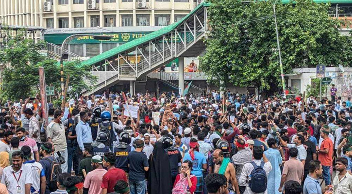 শাহবাগে পাল্টাপাল্টি ধাওয়া, বিএসএমএমইউতে ভাঙচুর-অগ্নিসংযোগ