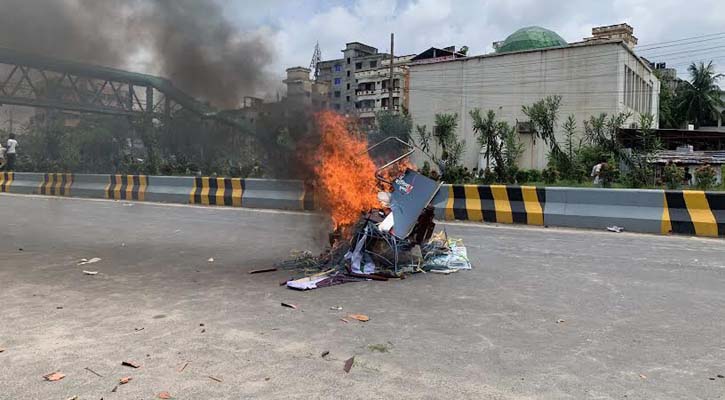 নারায়ণগঞ্জে ডিসি অফিস এলাকায় সংঘর্ষ, গুলি