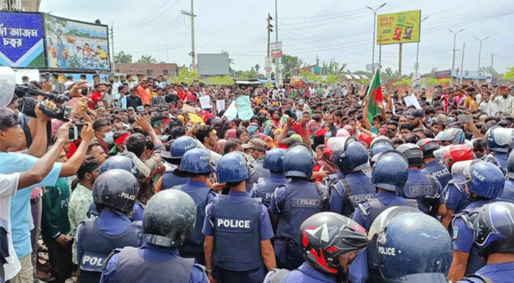 রাজনৈতিক ও প্রশাসনিকভাবে পরিস্থিতি নিয়ন্ত্রণের কঠোর অবস্থানে সরকার