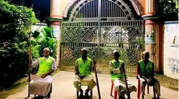 সম্প্রীতির বাংলাদেশ: মুসলমানদের রাতজেগে মন্দির-গির্জা পাহারায় অভিভূত বিশ্ব
