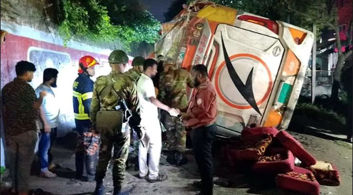 নরসিংদীতে ওভারপাস থেকে পড়ে গেল বাস, নিহত দুই