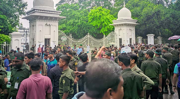 চাকরি স্থায়ীকরণের দাবিতে আনসার সদস্যদের বিক্ষোভ