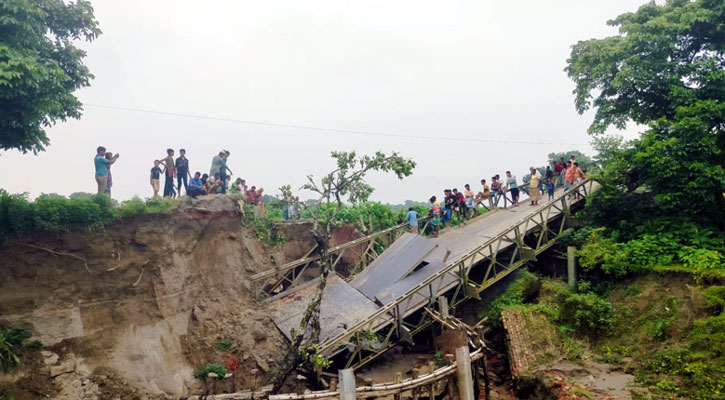 ভারী বর্ষণে ভেঙে গেল বেইলি ব্রিজ, দুর্ভোগে ১৪ গ্রামের মানুষ