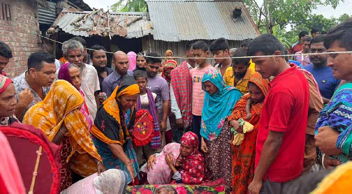 চাঁপাইনবাবগঞ্জে ট্রাক খাদে পড়ে ২ শ্রমিক নিহত 