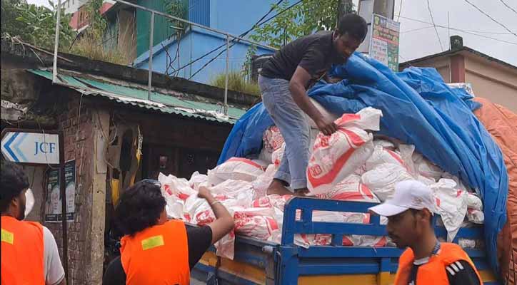 চৌদ্দগ্রামে বানভাসি মানুষের পাশে বসুন্ধরা গ্রুপ