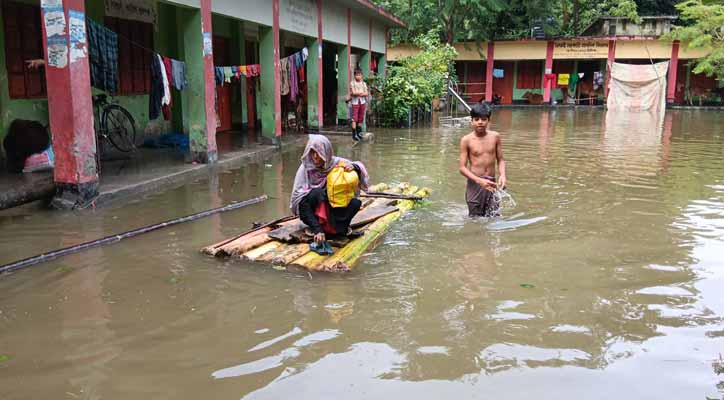 লক্ষ্মীপুরের চারিদিকে শুধু পানি, পানিবন্দি লাখ লাখ মানুষ