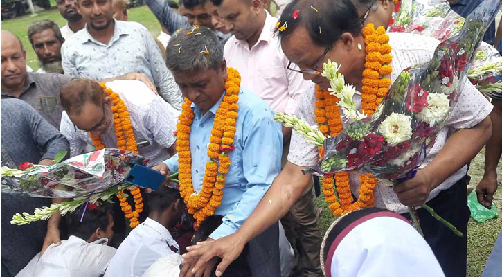 পা ধরে ক্ষমা চেয়ে সেই চার শিক্ষককে ফেরালো শিক্ষার্থীরা