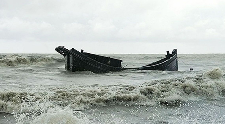 ঝোড়ো বাতাসে মেঘনায় ৪ ট্রলার ডুবি, নিখোঁজ ৩০