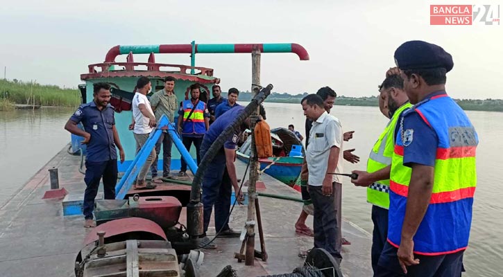 অবৈধভাবে বালু উত্তোলন: আড়িয়াল খাঁ নদ থেকে ড্রেজার জব্দ