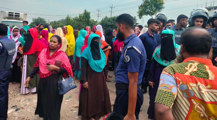 ১২ দফা দাবিতে গাজীপুরে পোশাক শ্রমিকদের বিক্ষোভ