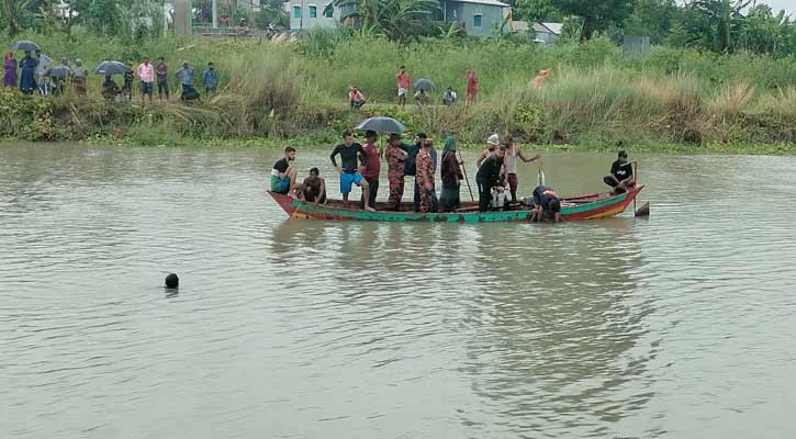 নদীতে সাঁতার শেখাতে গিয়ে বাবা-মেয়ে নিখোঁজ 