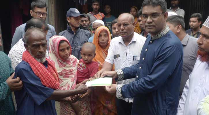 শহীদ ৫ পরিবারকে পঞ্চগড় জেলা প্রশাসনের আর্থিক সহায়তা