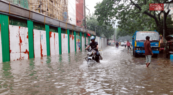 ঝুম বৃষ্টিতে রাজধানীর বিভিন্ন স্থানে জলাবদ্ধতা, ভোগান্তিতে নগরবাসী