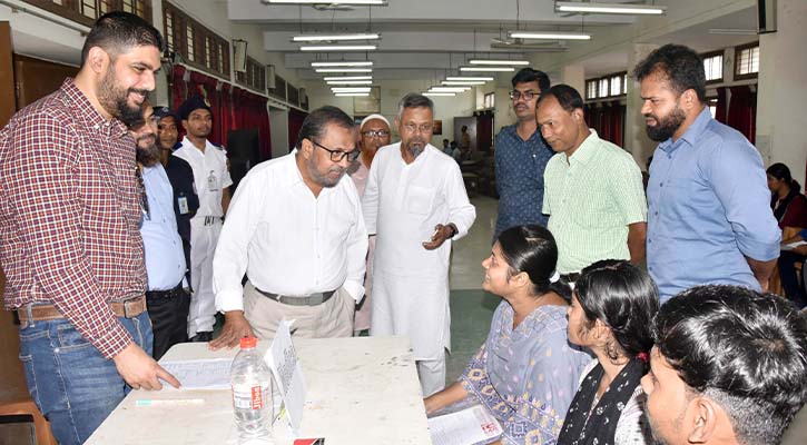 খুবিতে প্রথম বর্ষের চূড়ান্ত ভর্তি কার্যক্রম পর্যবেক্ষণ করলেন প্রফেসর রেজাউল করিম