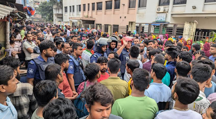 গাজীপুরে সড়ক অবরোধ করে পোশাক শ্রমিকদের বিক্ষোভ